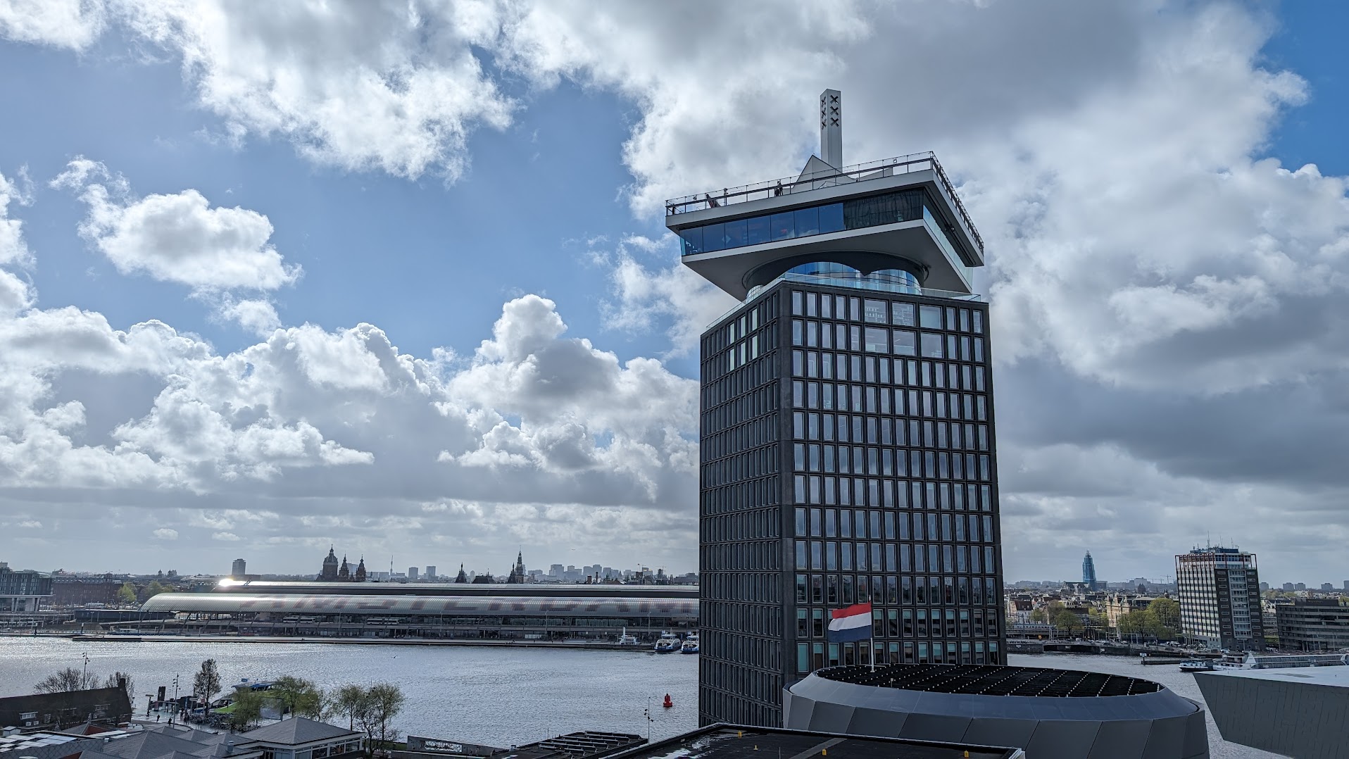 Torre A'DAM vista do rio IJ