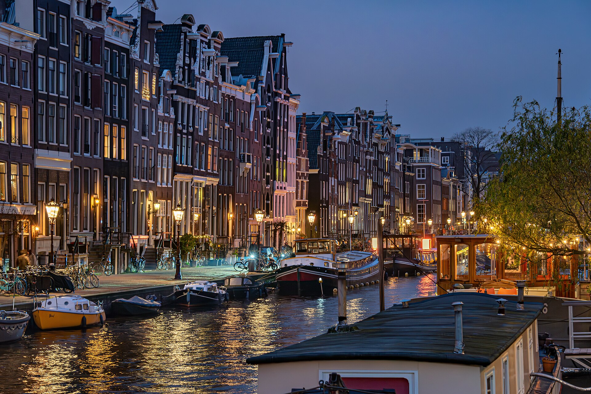 Barcos atracados no canal Keizersgracht
