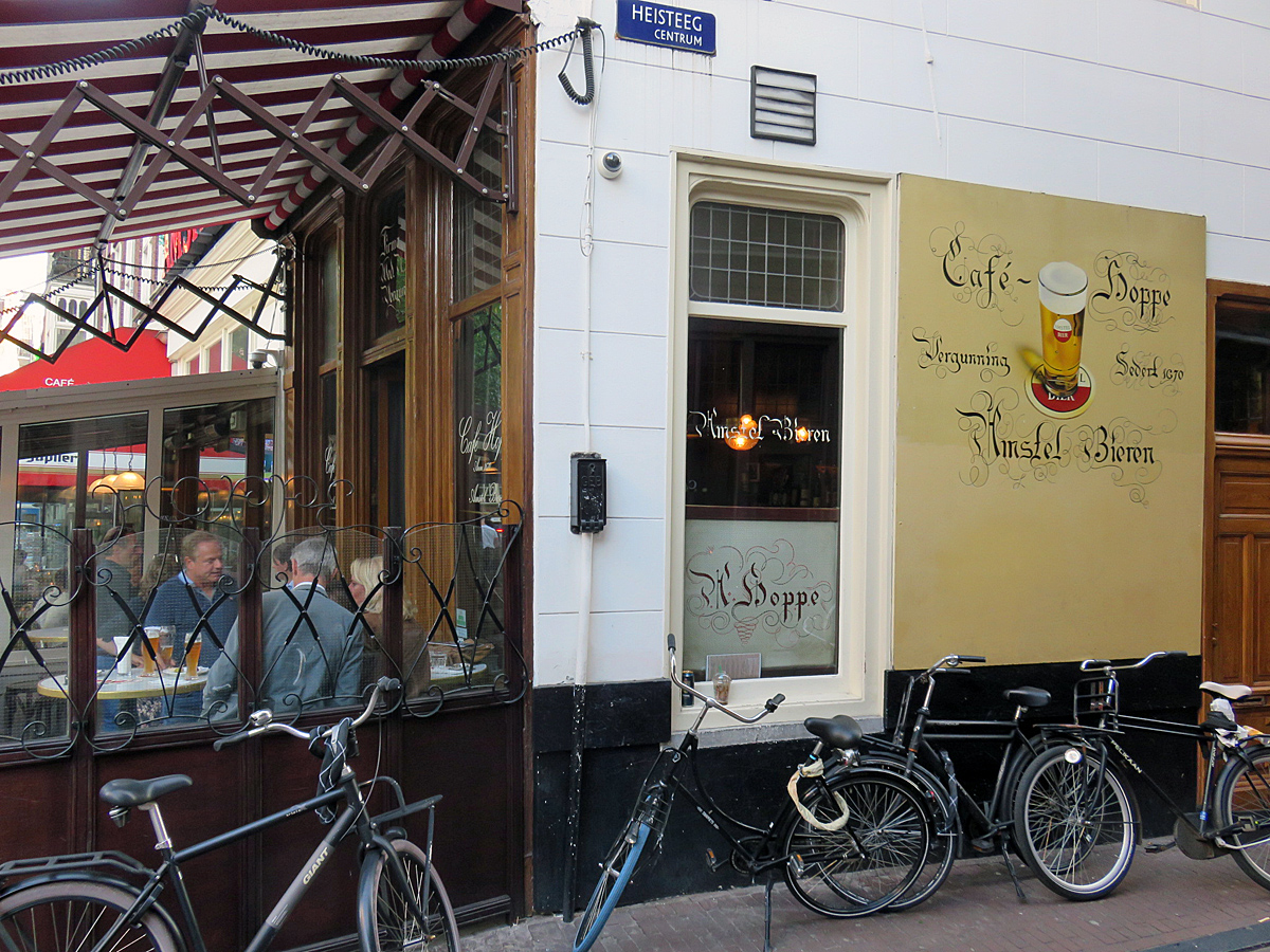 Fachada de um café marrom clássico em Amsterdam