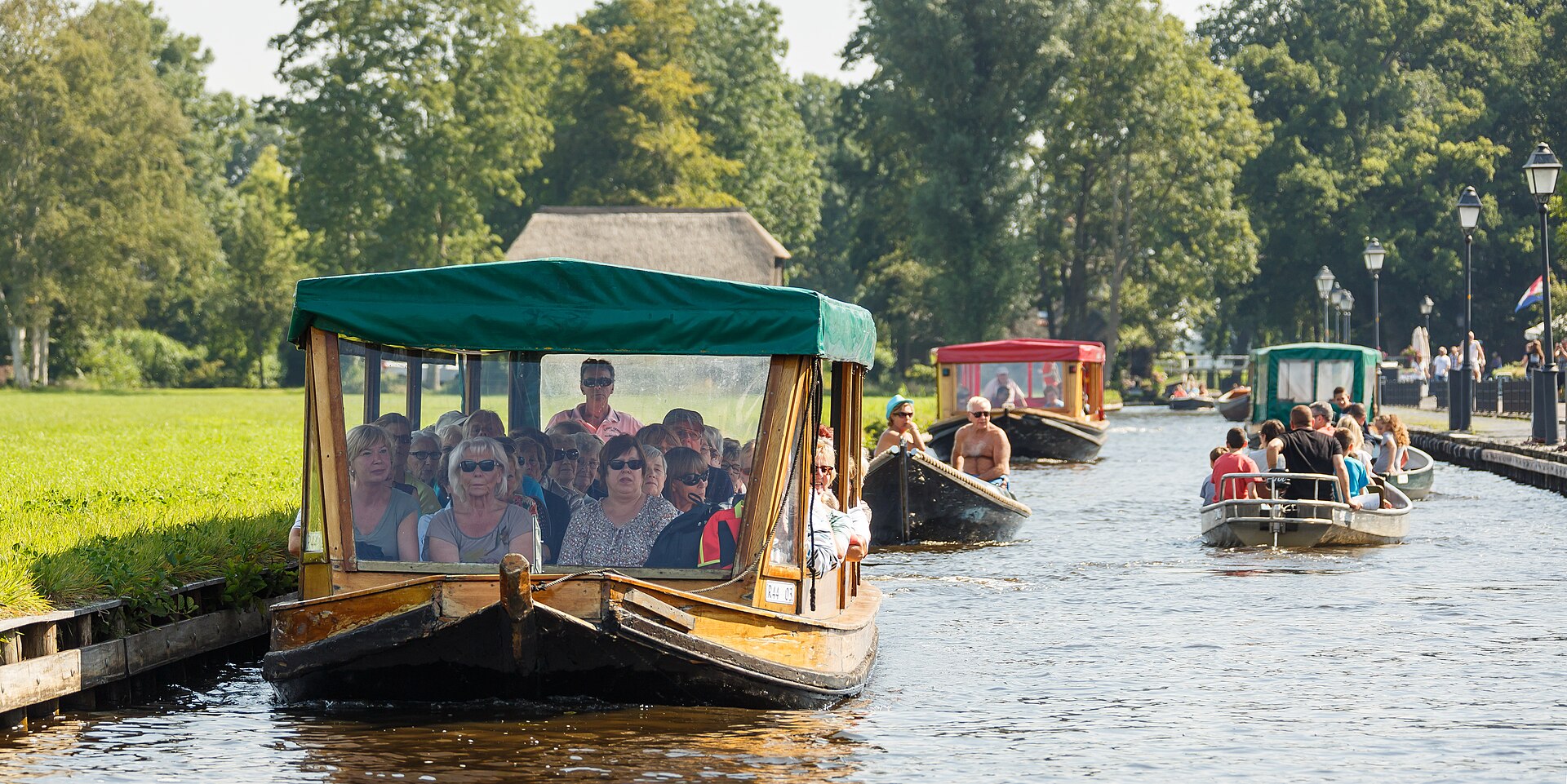 Canal estreito com casas de telhado de palha em Giethoorn