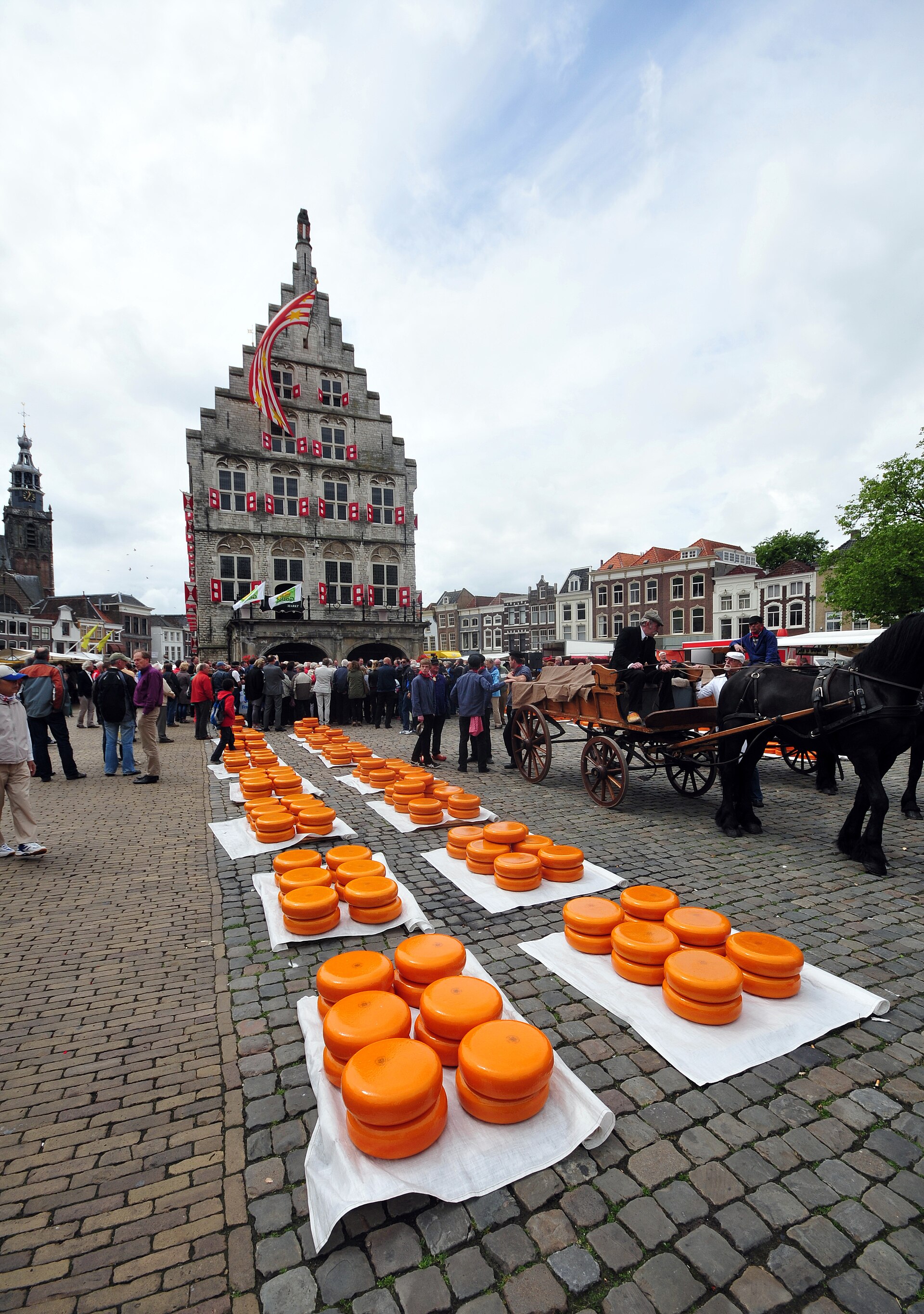 Mercado de queijos de Gouda com rodas de queijo empilhadas