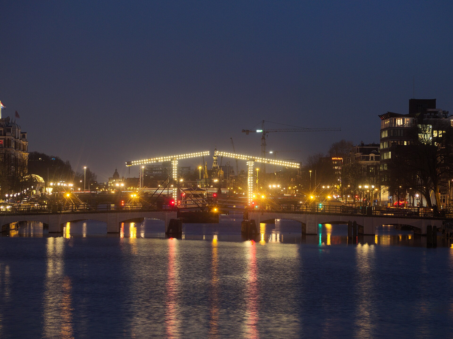 Magere Brug iluminada à noite