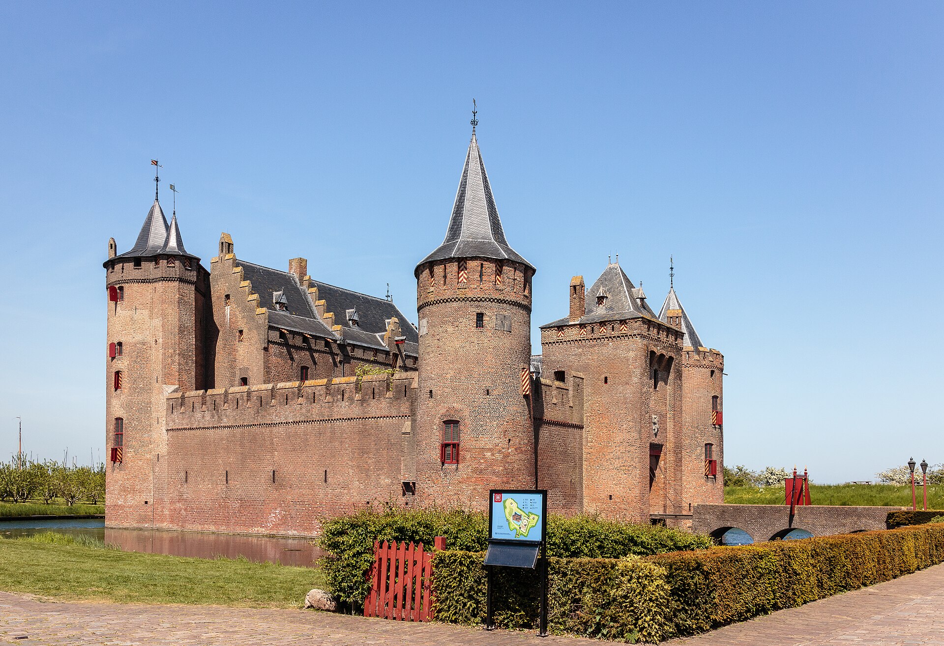 Castelo de Muiderslot com fosso