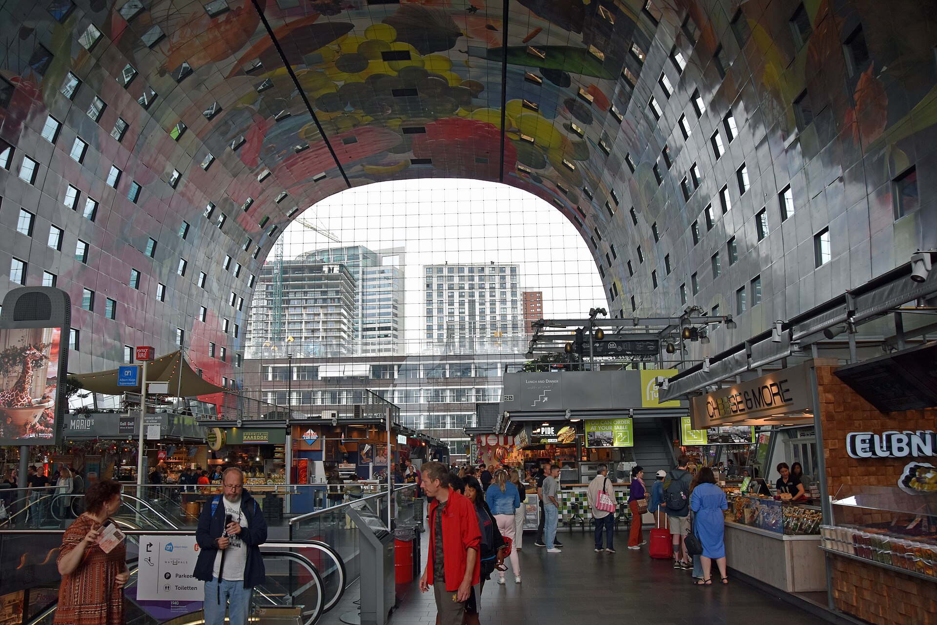 Interior do Markthal de Rotterdam, com o teto em arco decorado