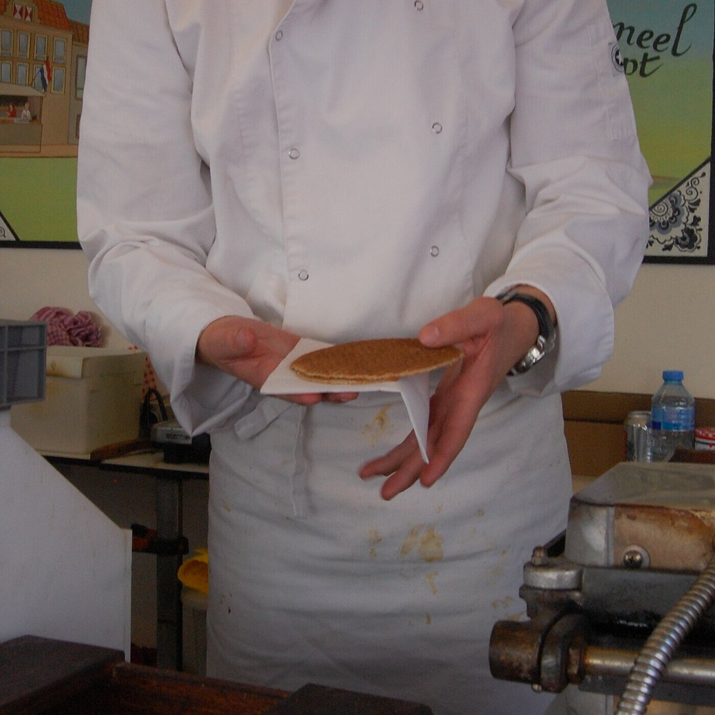 Stroopwafel recém-feito servido na mão, ainda quente