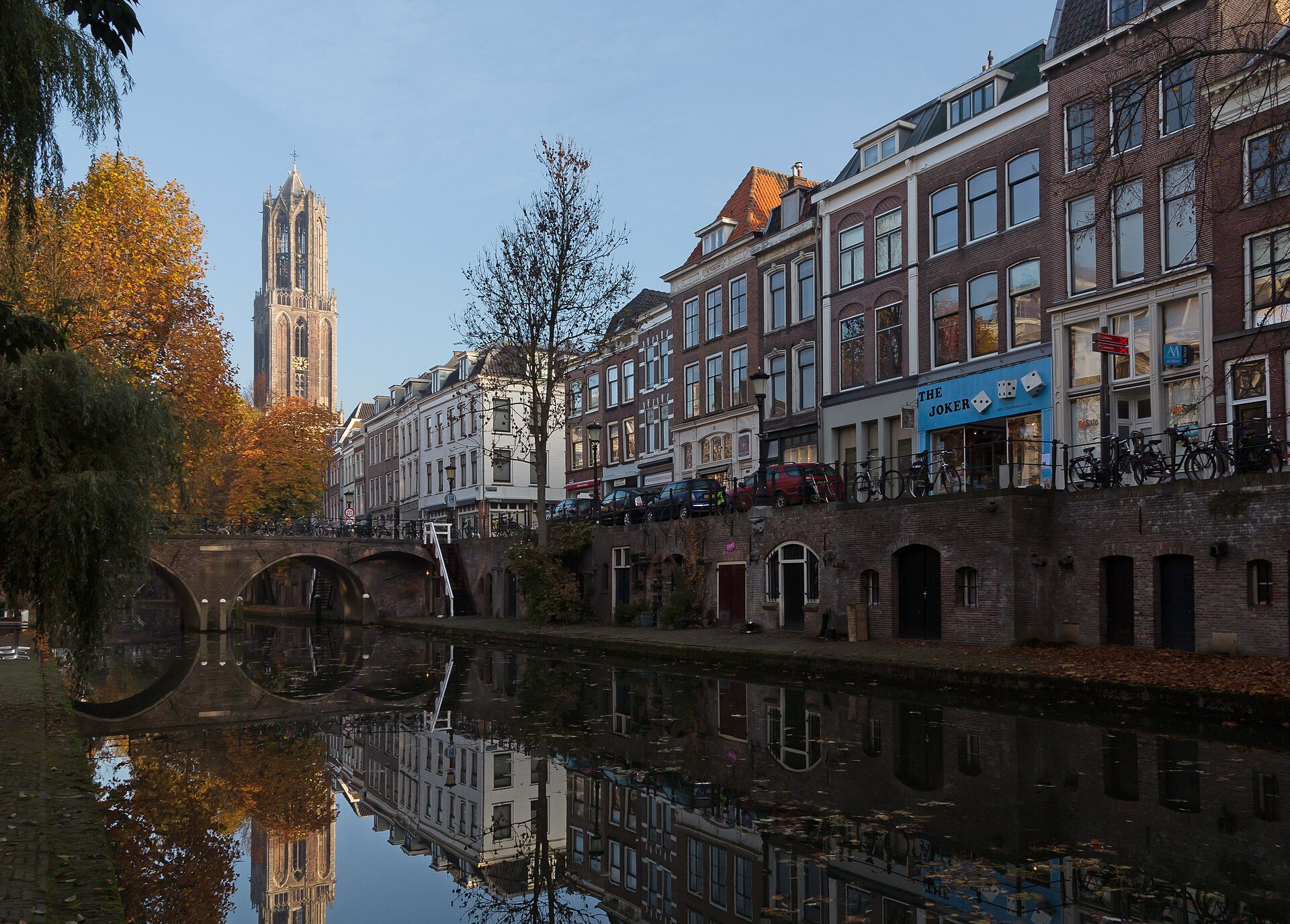 A Domtoren de Utrecht vista da Oudegracht, com os werfkelders na beira da água